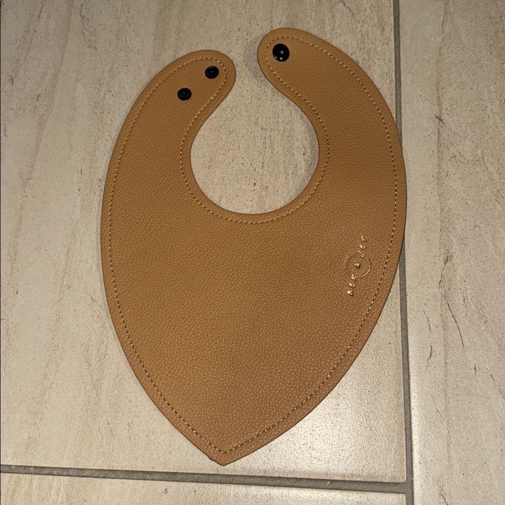 bek & jet baby bib tan vegan leather - Picture 2 of 3
